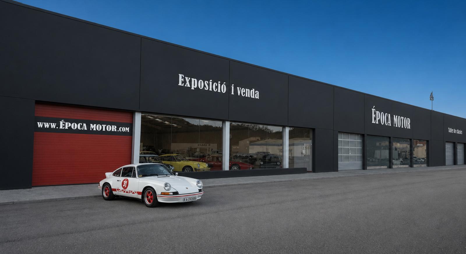 Fachada de la exposición y taller de Época Motor con un Porsche 911 clásico