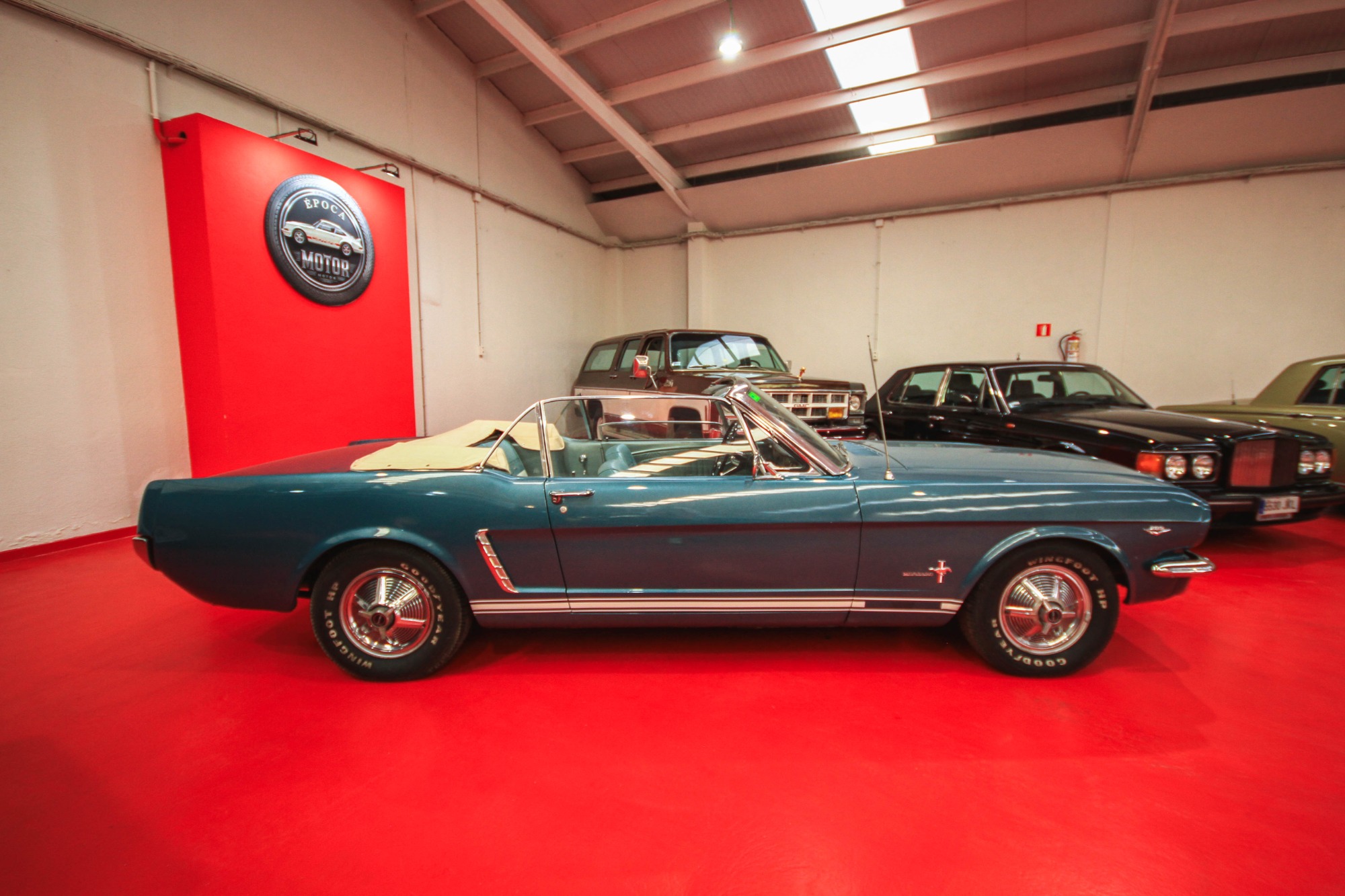 FORD MUSTANG