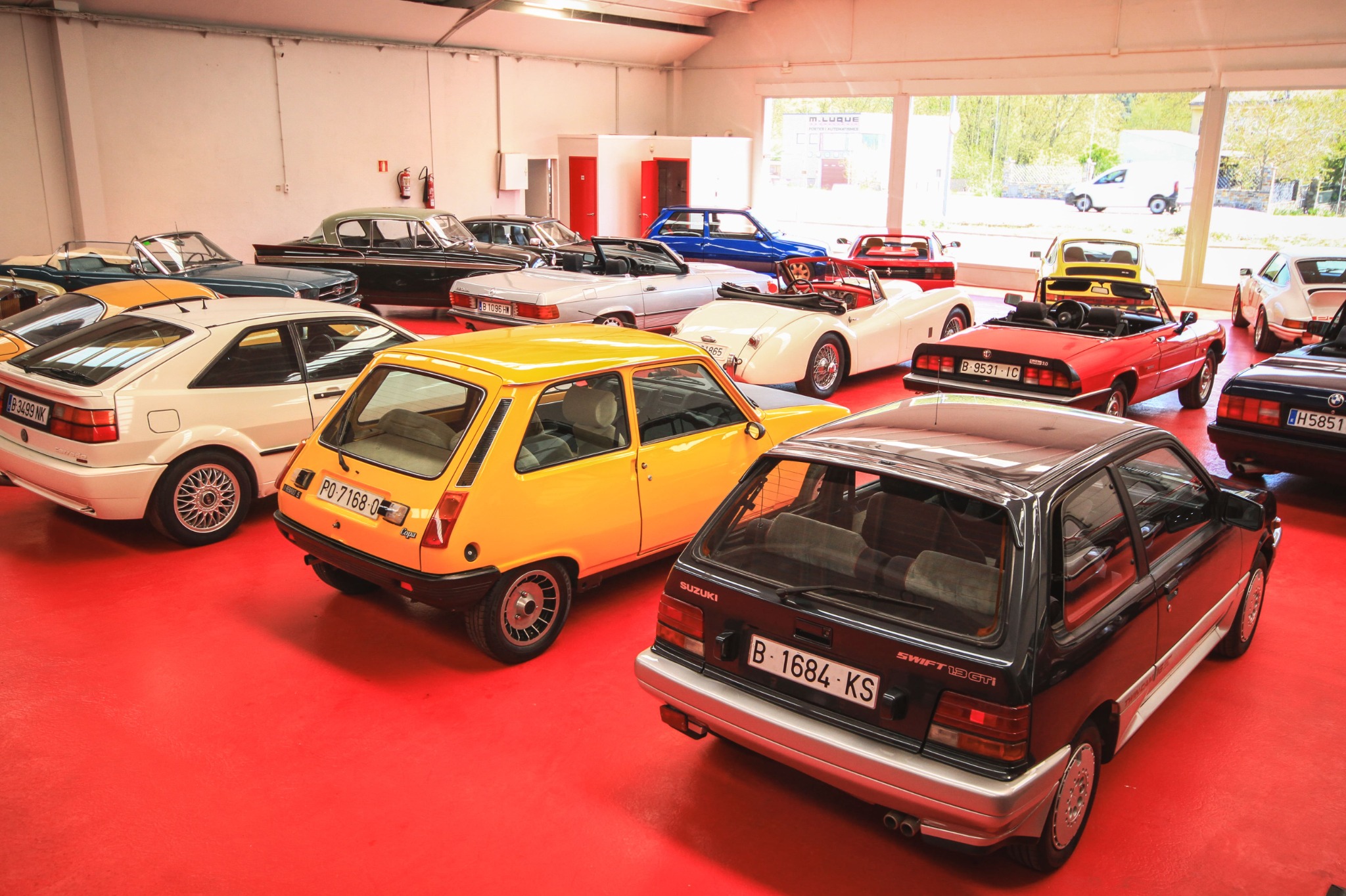 Vista general de la exposición de automóviles clásicos de Época Motor